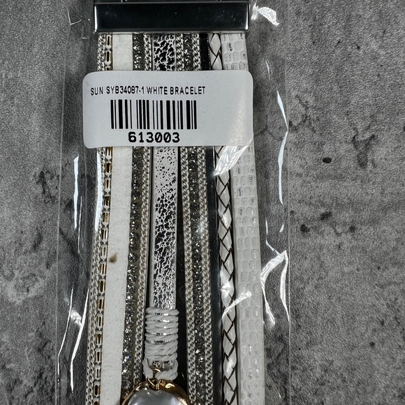 SAACHI Santorini White Pearl Leather Bracelet - Picture 9 of 9